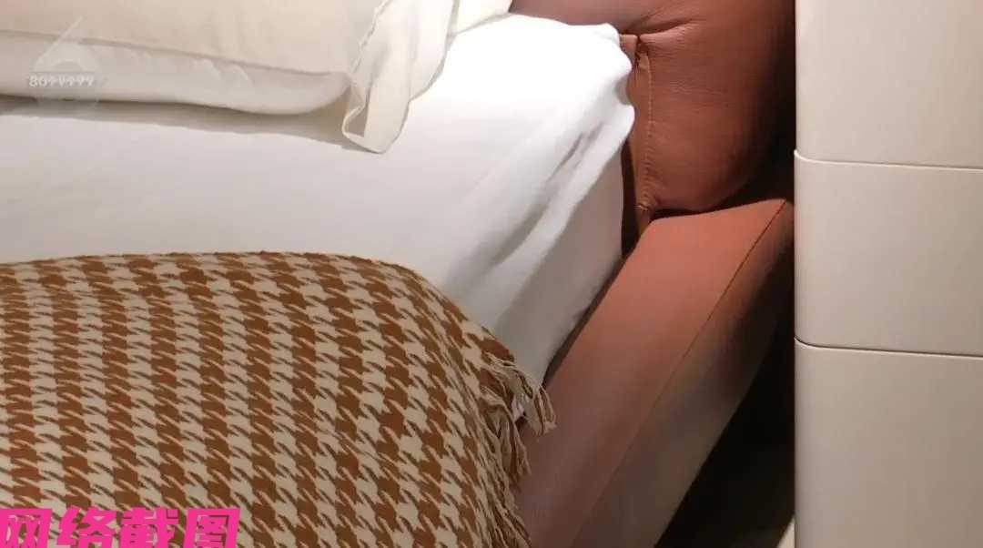 云南昆明有女子，在某个家具城中买了床和床垫，刚开始先交了三千六的定金，一切如愿家