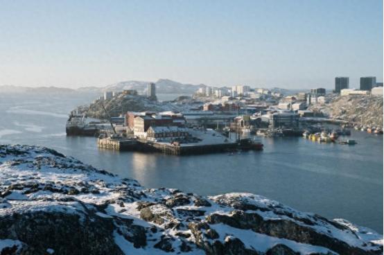 丹麦每年，雷打不动，往格陵兰岛账上打将近43亿人民币。格陵兰岛收到钱，头也不