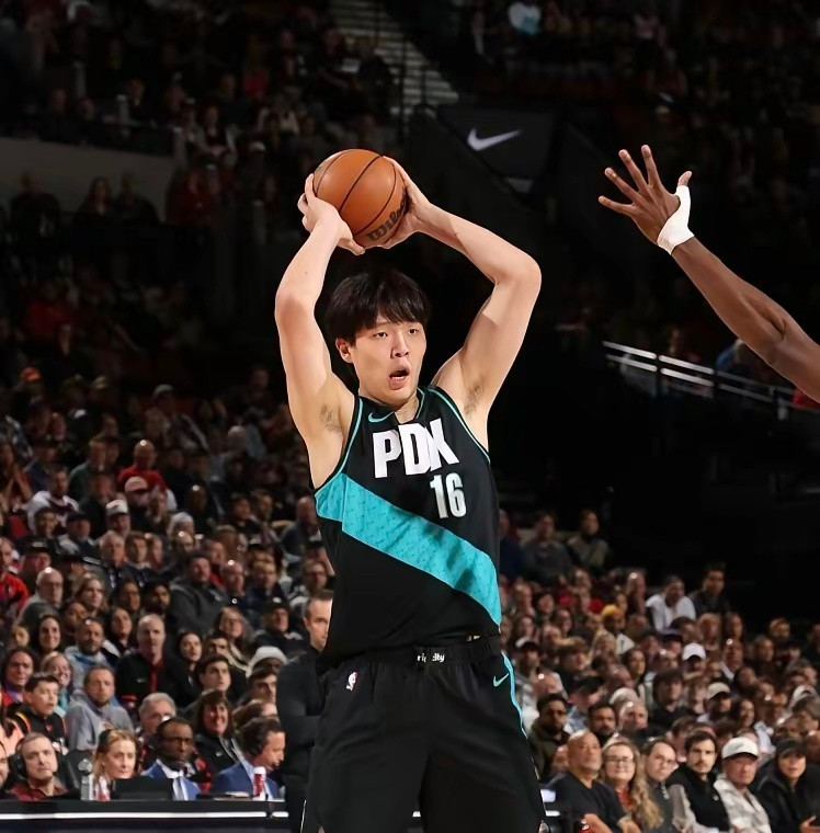 勇士想得到杨瀚森，因为杨瀚森的打法很适合勇士队的打法…既然开拓者五小阵容不适合杨