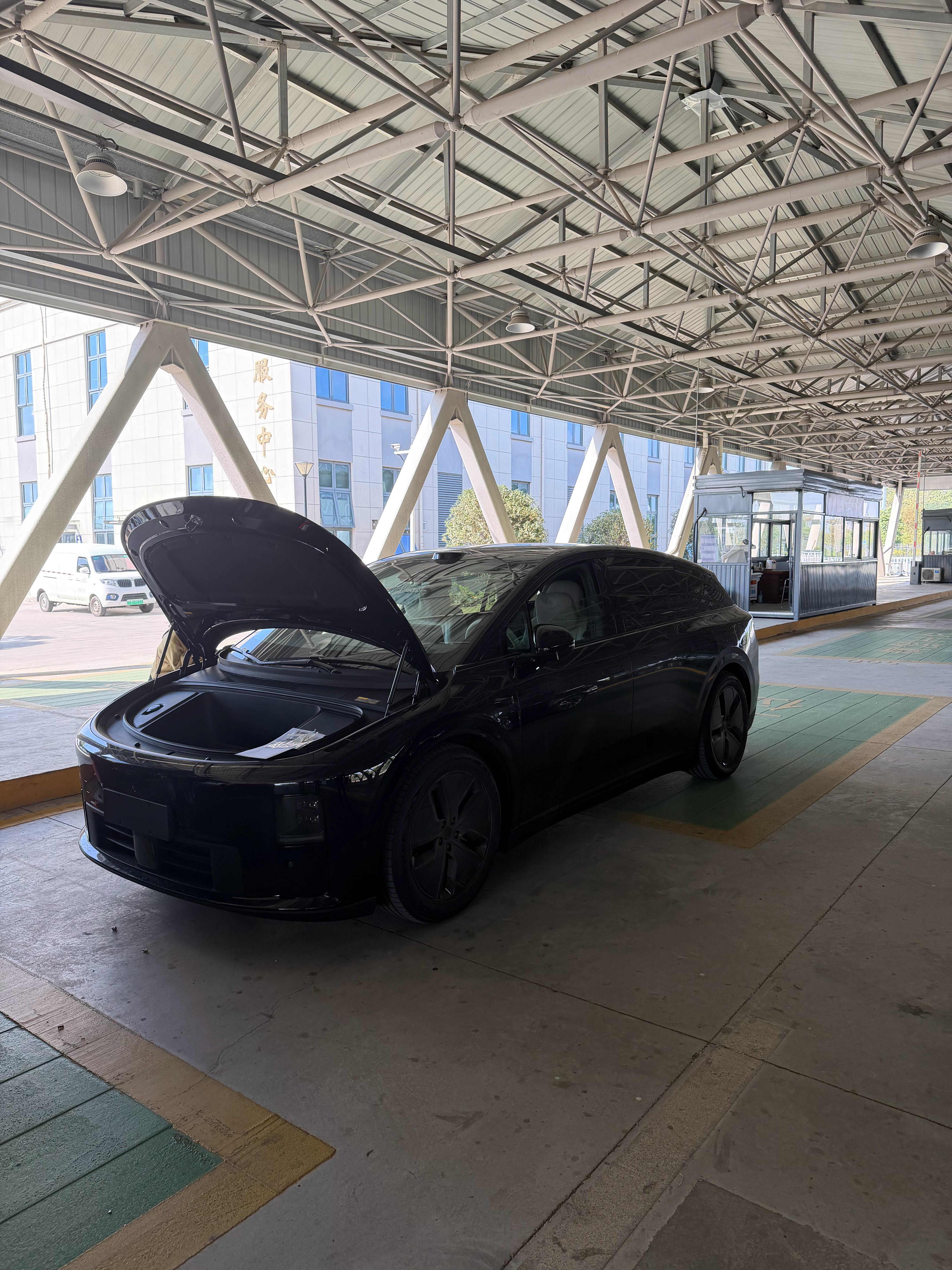 给理想i6上牌，前面停的是智界R7~我出门最爱开的两辆车同框了大v聊车我与汽车的