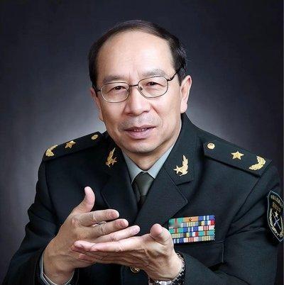 一次，记者问金一南：“为什么英国宁愿归还富得流油的香港，却以损失6艘军舰、10多