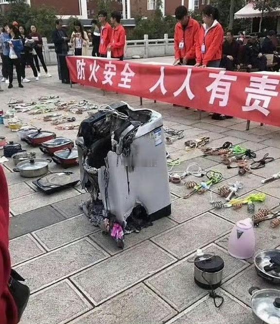 学校查寝时没收的，太可怕了