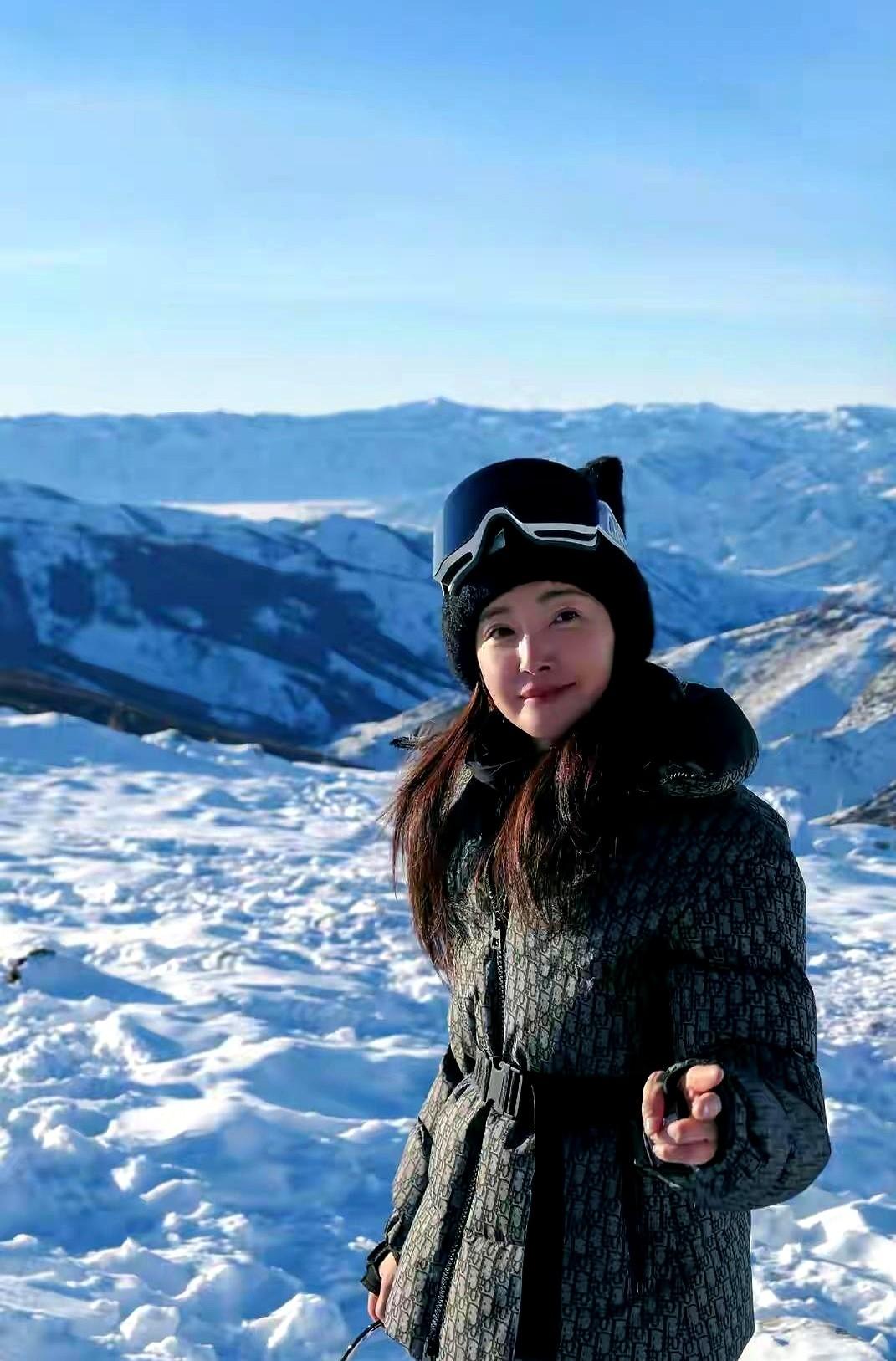 52岁李冰冰的素颜照，直接把“医美脸”给干沉默了。最近她去新疆喀纳斯禾木滑雪