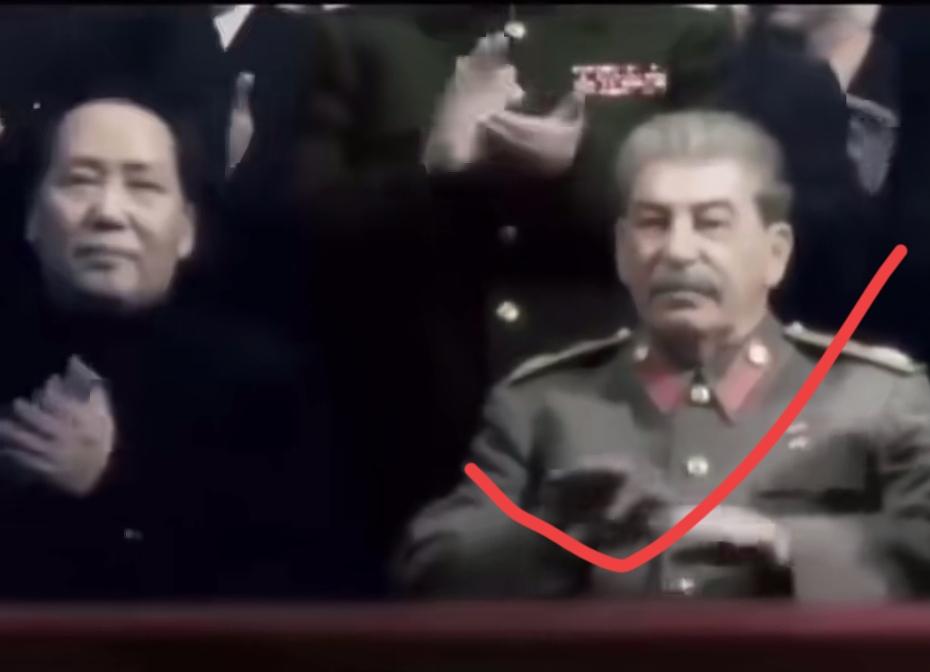 这个镜头太珍贵了，非常罕见的一张合影，认识右边这位吗？不知道这是什么时候留下的合