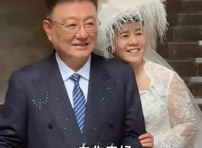 金龟子60岁补拍婚纱照被骂上热搜！蘑菇头被嘲“装嫩”、王宁被嫌“太老”，网友怒怼