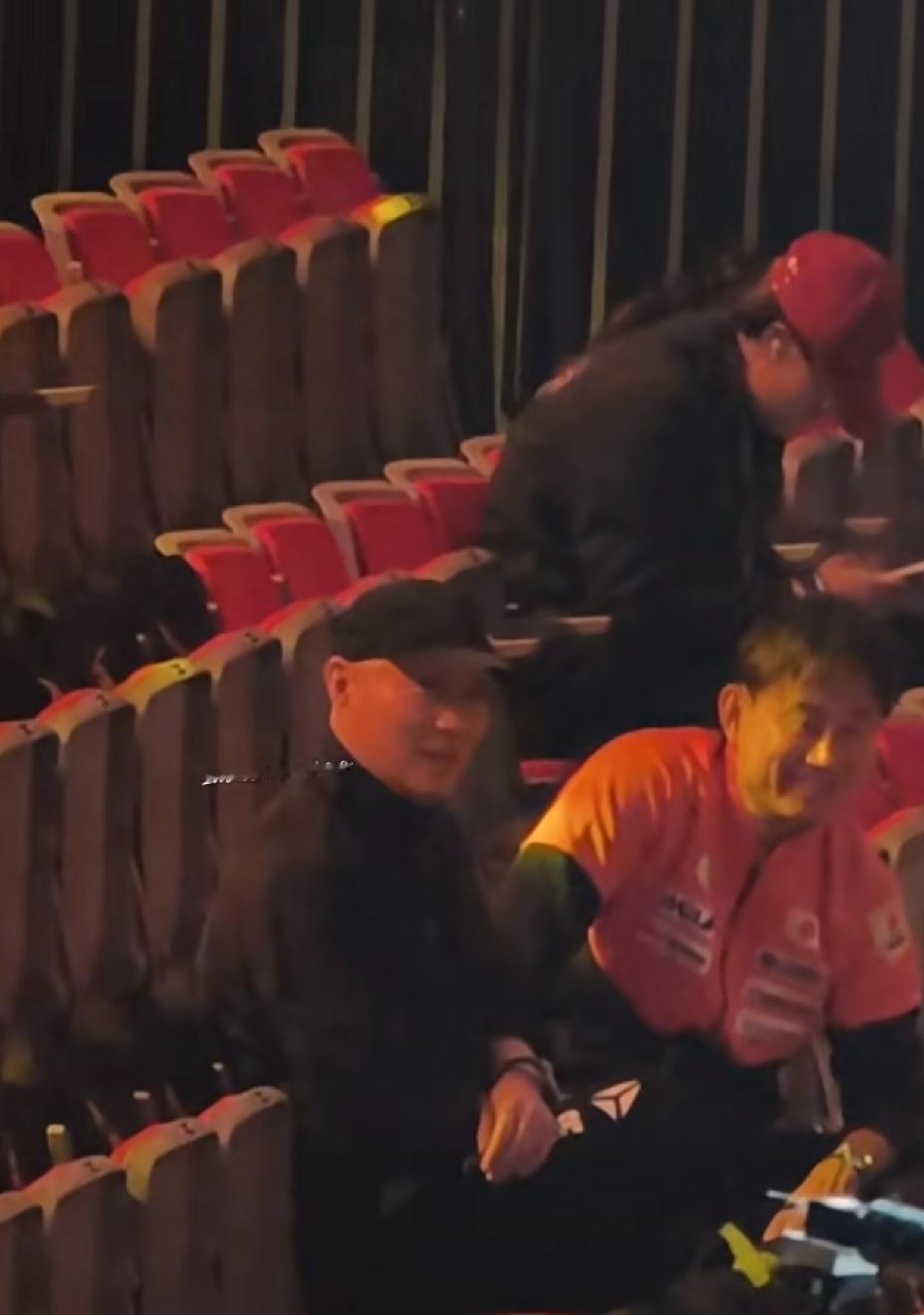 小杨来看老孙比赛了，小杨连续三年北满，都会来看看莎莎的比赛，老孙就是小杨的