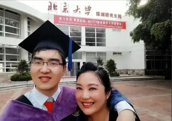 1988年，武汉一位25岁的女老师刚结婚不久便怀孕了，没想到，孩子一出生，丈夫却