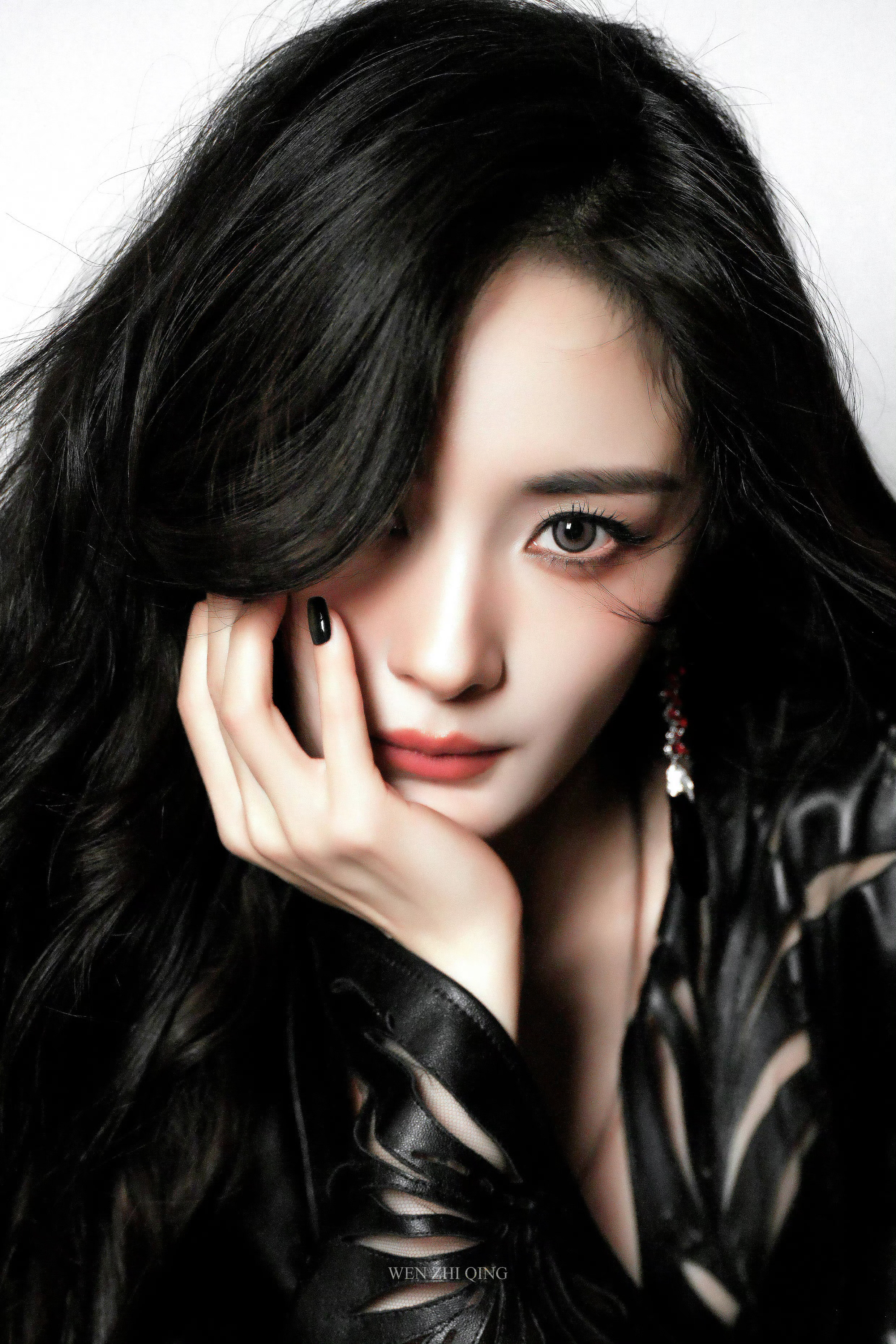 大早上杨幂就开始对着盯