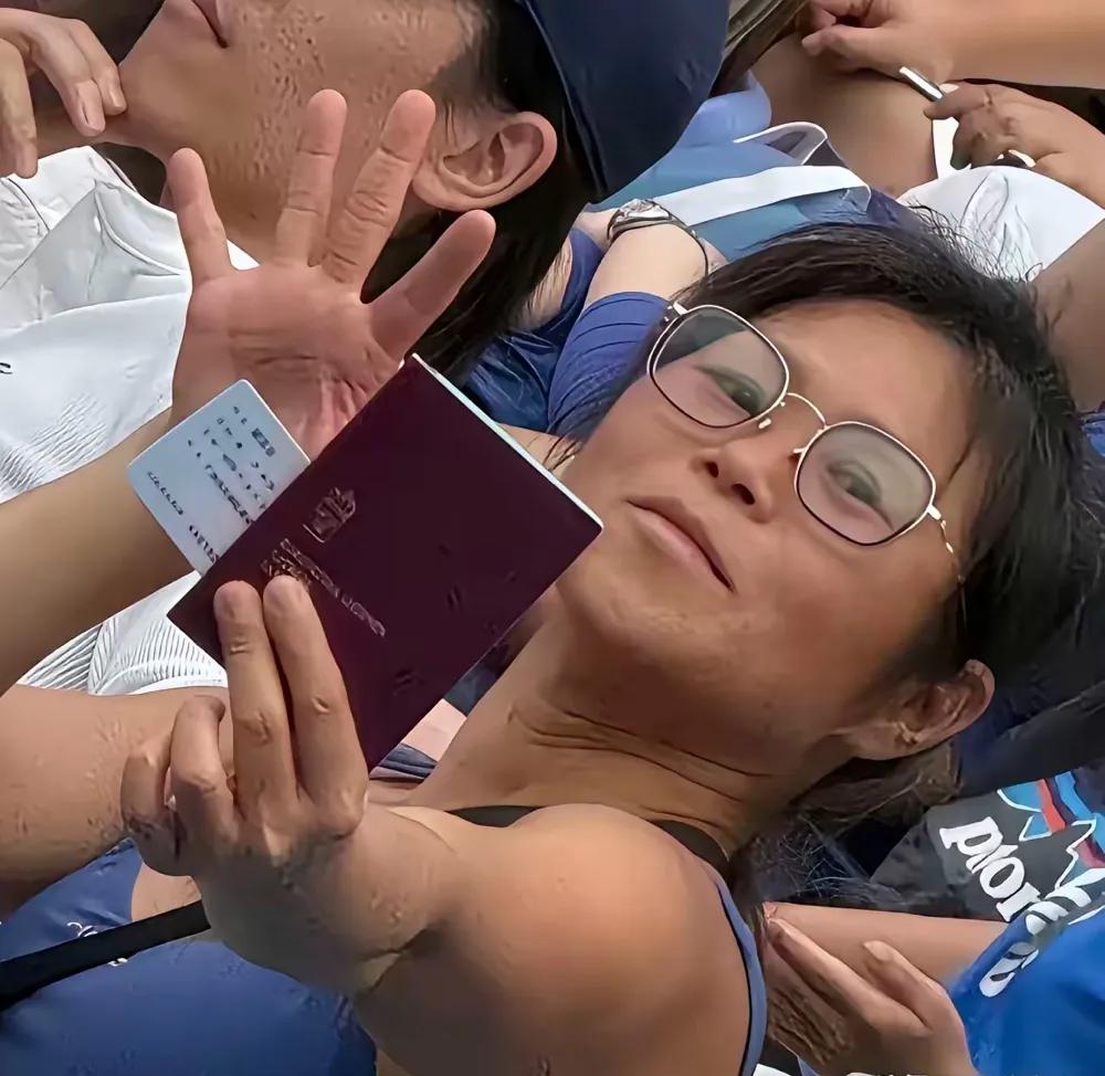 这个女人原籍广东花都，自以为嫁了瑞典老公就高人一等，扰乱赛场秩序，还拿出外国护照