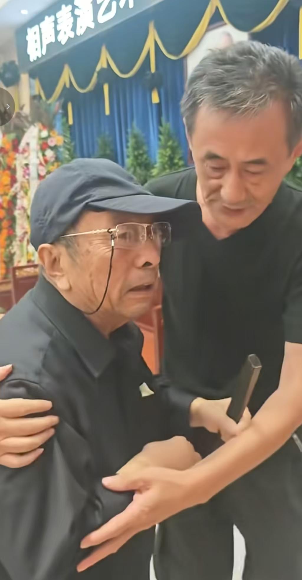李伯祥泪撒灵堂，这事看着心里挺不是滋味。李伯祥在灵堂喊“二哥”，不少人听到“二哥