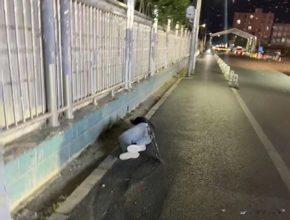 前两天我跟我闺蜜在小区门口的早餐店吃胡辣汤呢，她家闺女今年25岁，大学毕业在一家