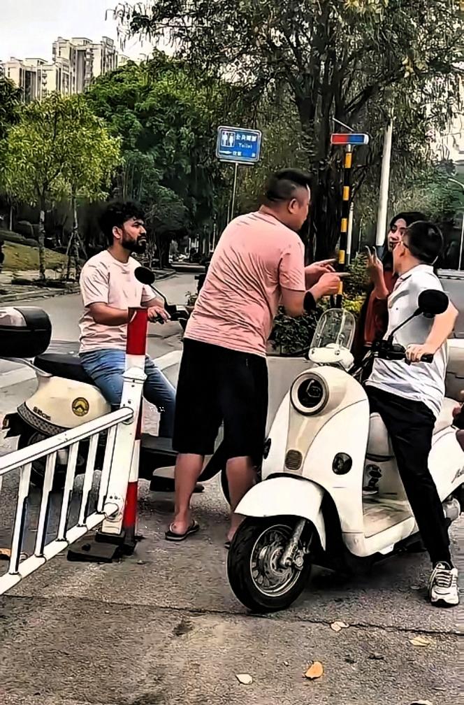 4月16日，柳州街头，一名老外骑电瓶车故意别车，还用英语骂人，以为别人听不懂。哪