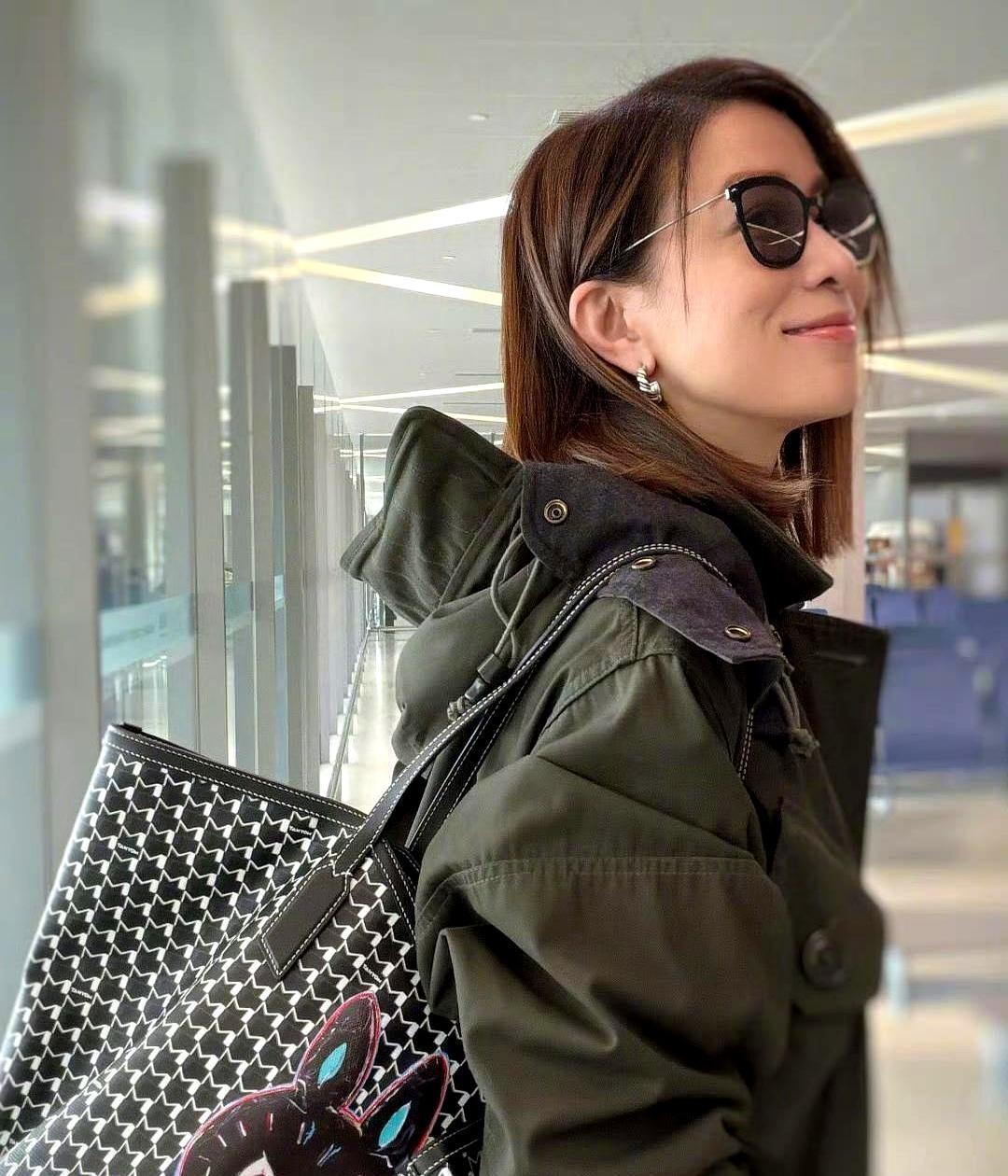 三年，一个托特包，1.8万，没换。别人秀场摆拍，她片场塞剧本、合同、保温杯