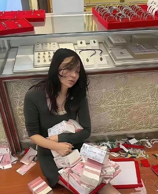 这是啥情况？两口子打架了吗？