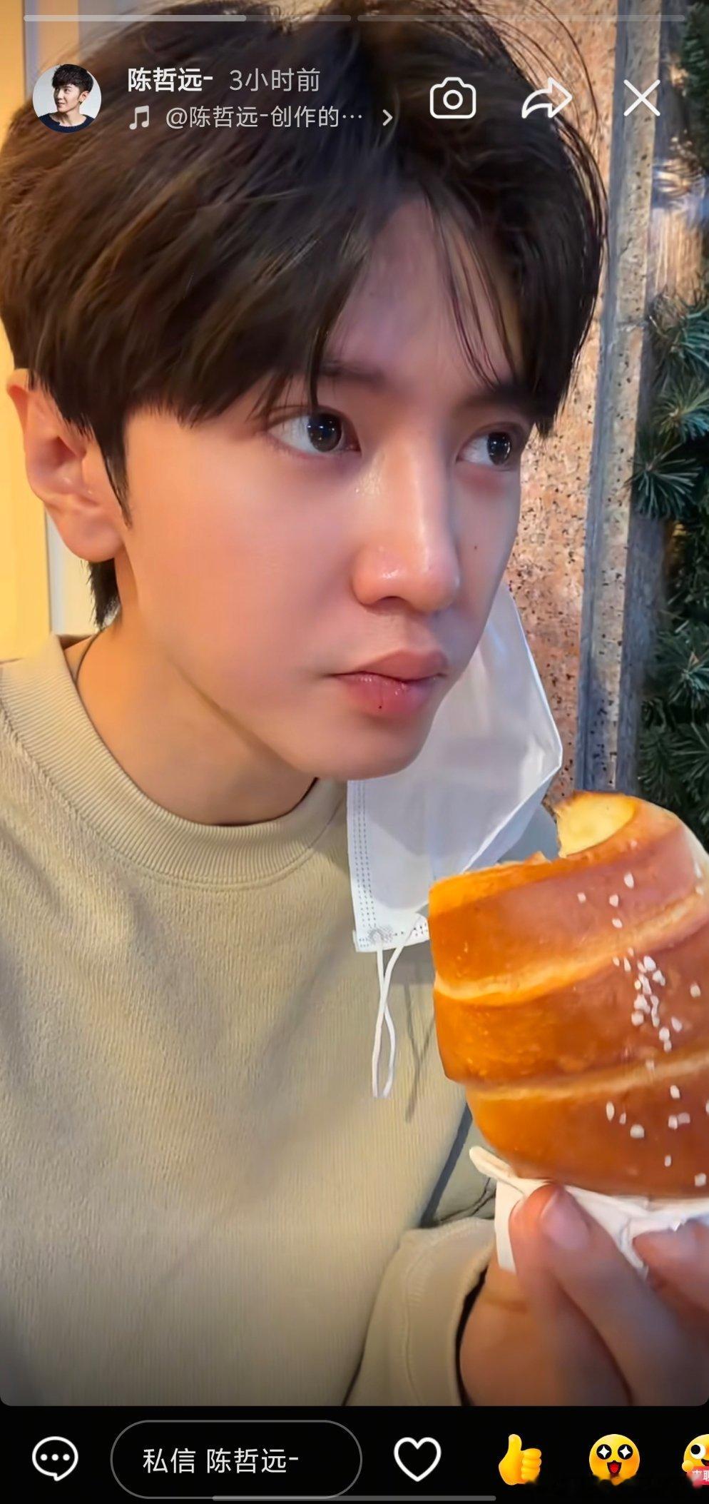 看他的表情也就一般好吃吧​​​