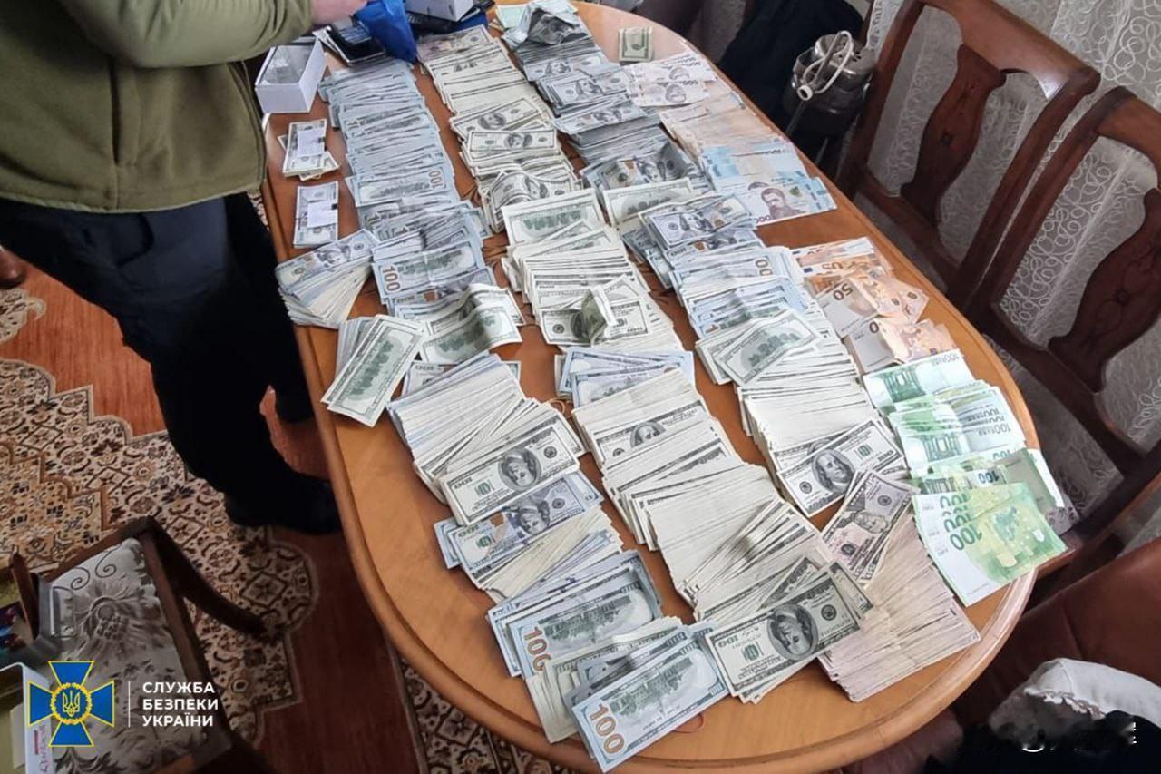 【这名征兵委员会负责人的滋润日子到头了】1月16日，乌克兰独通社发图片并配文