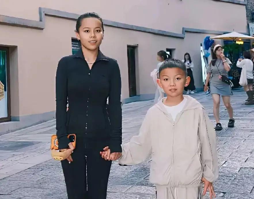 熊磊养着姚策的儿子真的挺不容易的，她的长相就是一个没长大的女孩子，看她2025
