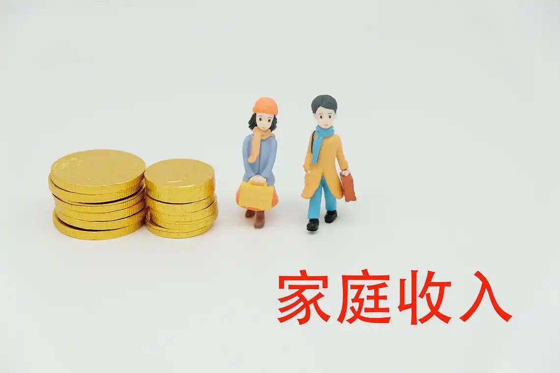 我是一名县城辅警，到手工资每月固定2000块，媳妇是县医院在编医生，月薪稳定50