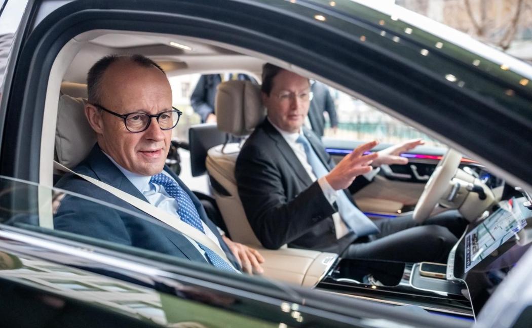 2月26日，德国总理默茨在北京参观了梅赛德斯-奔驰后，突然失去了“自信”。因为当