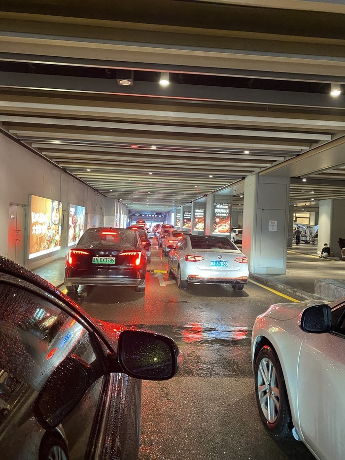 假期万象城停车场“一位难求”, 市民呼吁优化管理