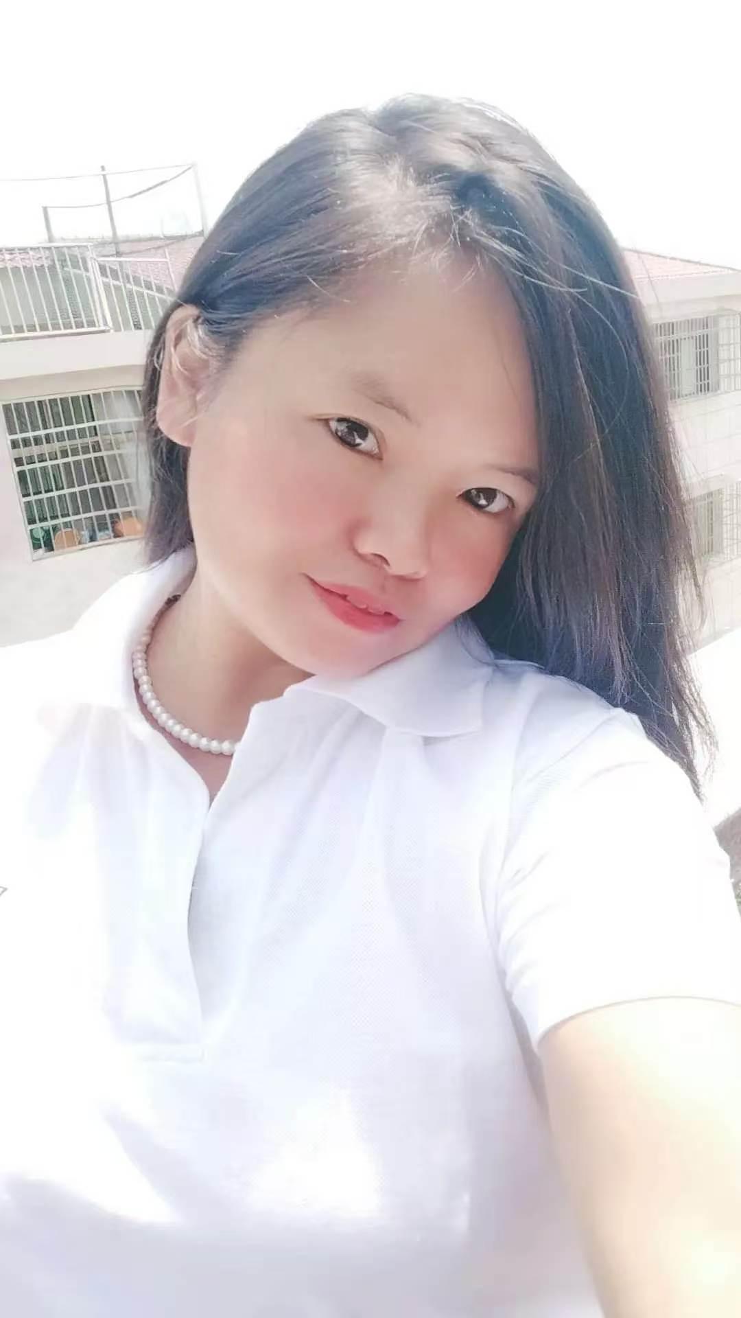 我结婚的时候只有80斤，真是瘦骨嶙峋，和前夫去照相馆拍婚纱照的时候，根本撑不起一