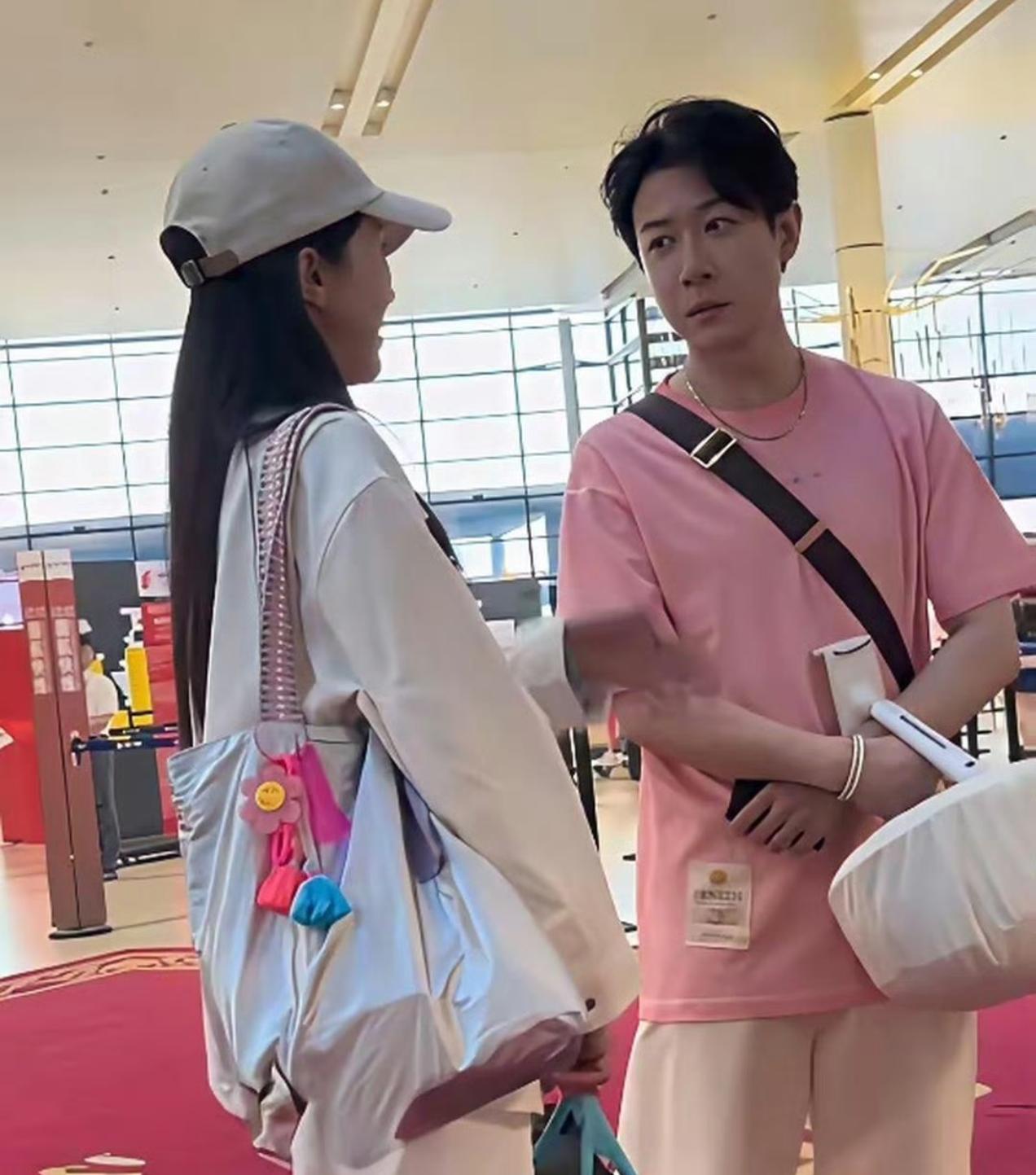 果然男人医美起来比女人还秀气，脸蛋都透着光。旁边的美女看着比他还有阳气。