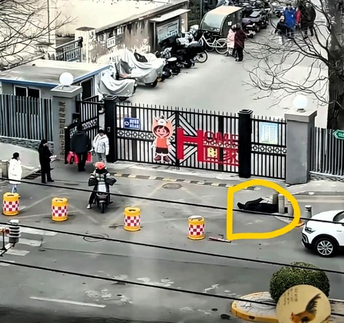 同样是老人摔倒，城里不敢扶，农村敢上前，真相太扎心！​不是城市人冷漠，而是好