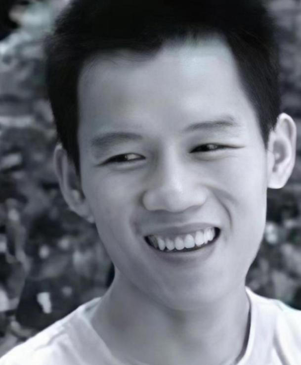 2003年的珠海，一名23岁保安冒死救下正被3名歹徒侵犯的女教师，谁知两年后，他