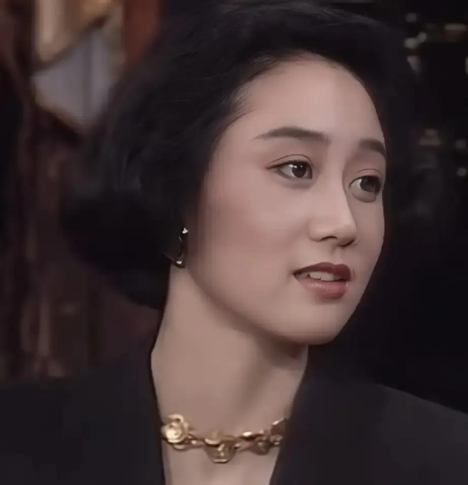 利智上《今夜不设防》那期又被网友翻出来刷屏。1989年的老录像，画质糊得像毛玻