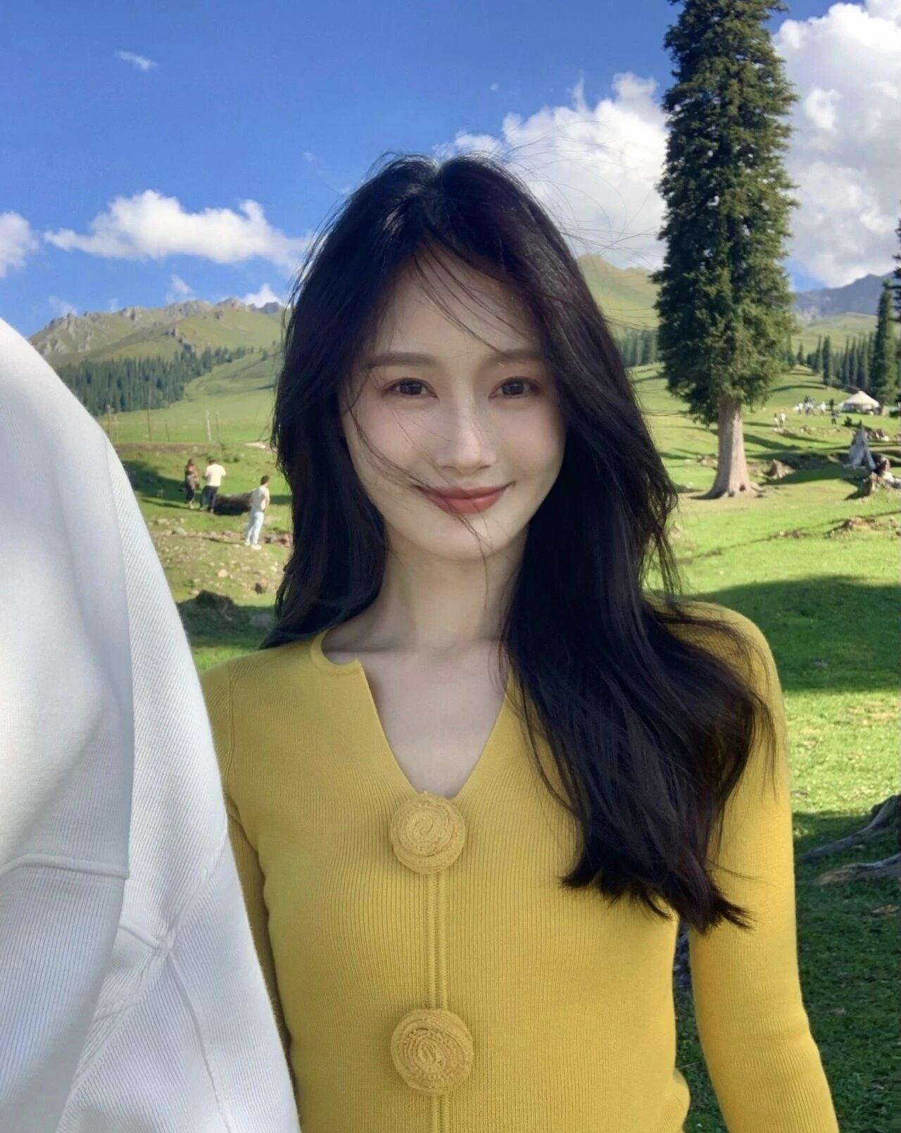 风吹过的草原藏着无尽温柔，穿喜欢的黄衫，看满眼的青绿，这就是旅行最美好的模样呀。