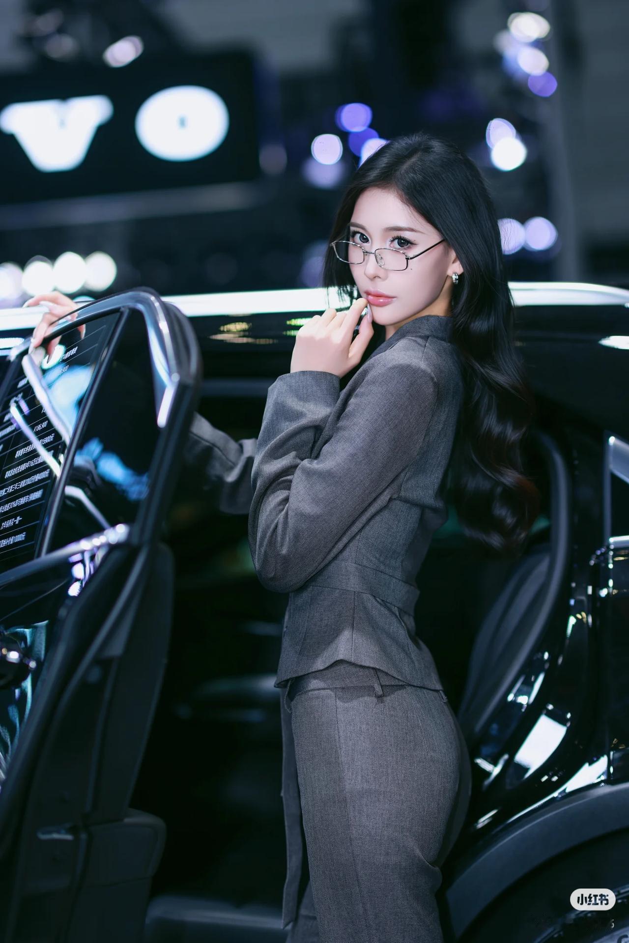 ＃分享镜头下的美好美女车模穿搭写真