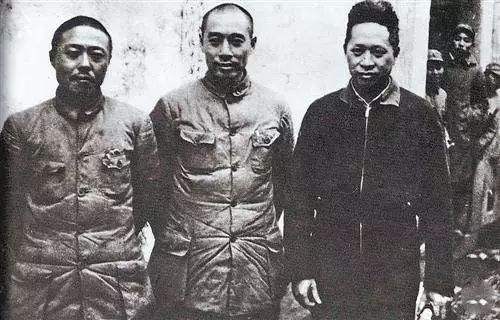 新四军初建，叶挺被任命为军长，他手下很缺人手，特意给延安党中央发电，想要两个人到