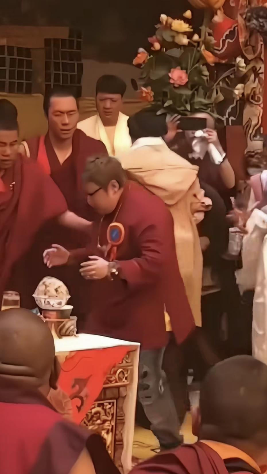 一直有个疑问，韩红不是D员吗？为什么她给和尚下跪呢？这个视频不知道是什么时候