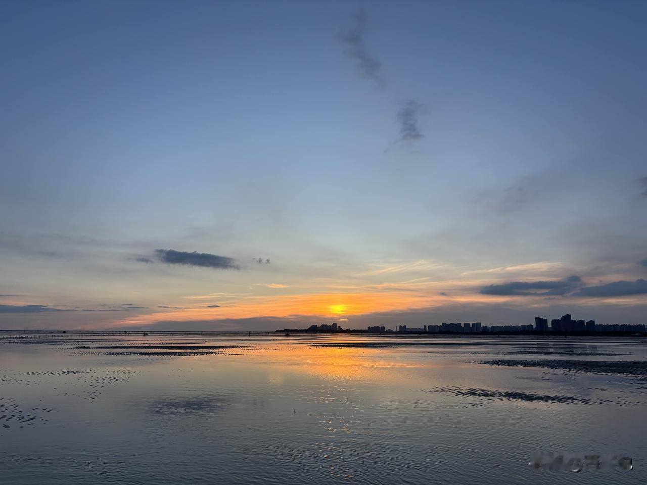 人这辈子，最愚蠢的两件事，千万别做。​第一，去管别人家的闲事。​别人夫妻吵