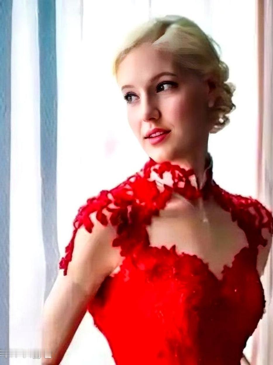 加拿大豪门千金李白（Lisa）曾为吉尼斯认证官、北大博士，家境优渥，事业有成。