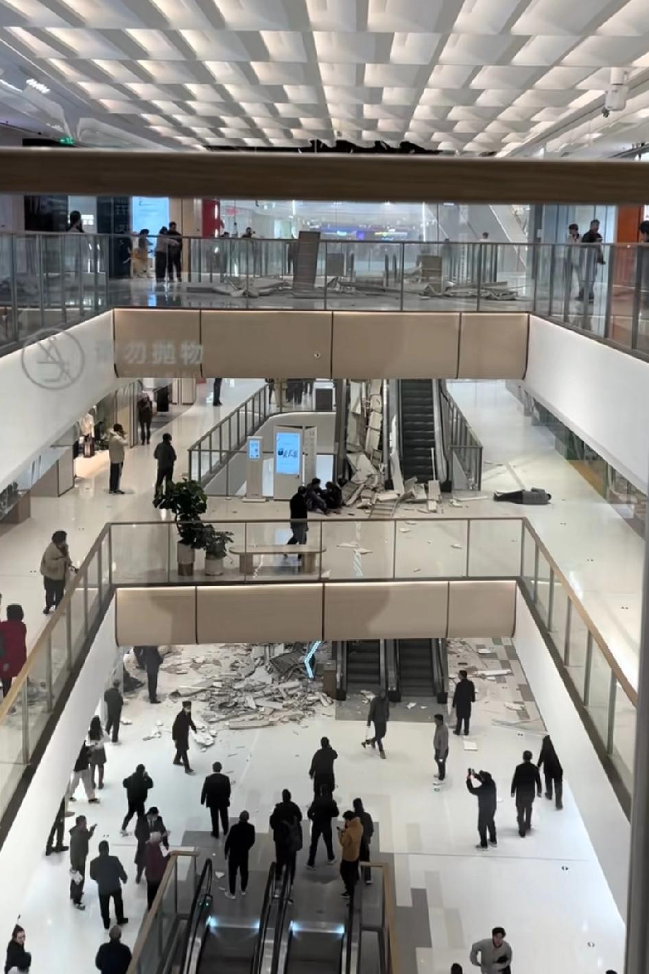 东郊新开的商场龙湖长乐天街塌了，现场有不少人受伤，120警察也陆续到场才开业