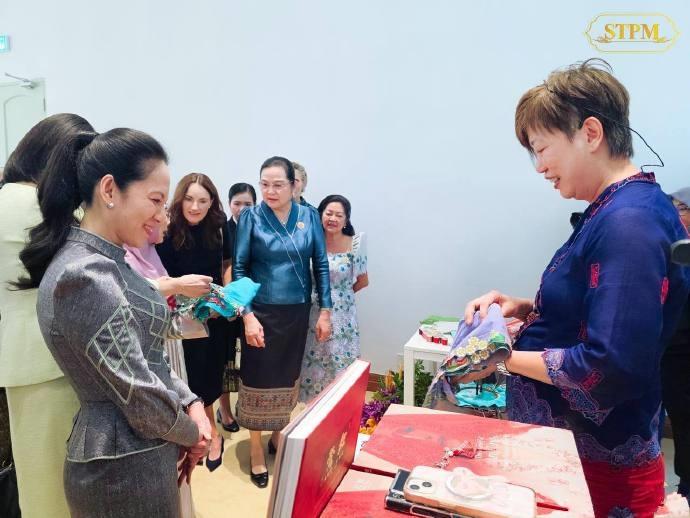 “夫人团”在吉隆坡光彩照人！碧占莫妮夫人很有镜头感，金惠景夫人成东方美的代表！近