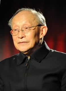1992年12月，一个没有丝毫从政经验的系主任竟被推上了华中科技大学校长的职位，