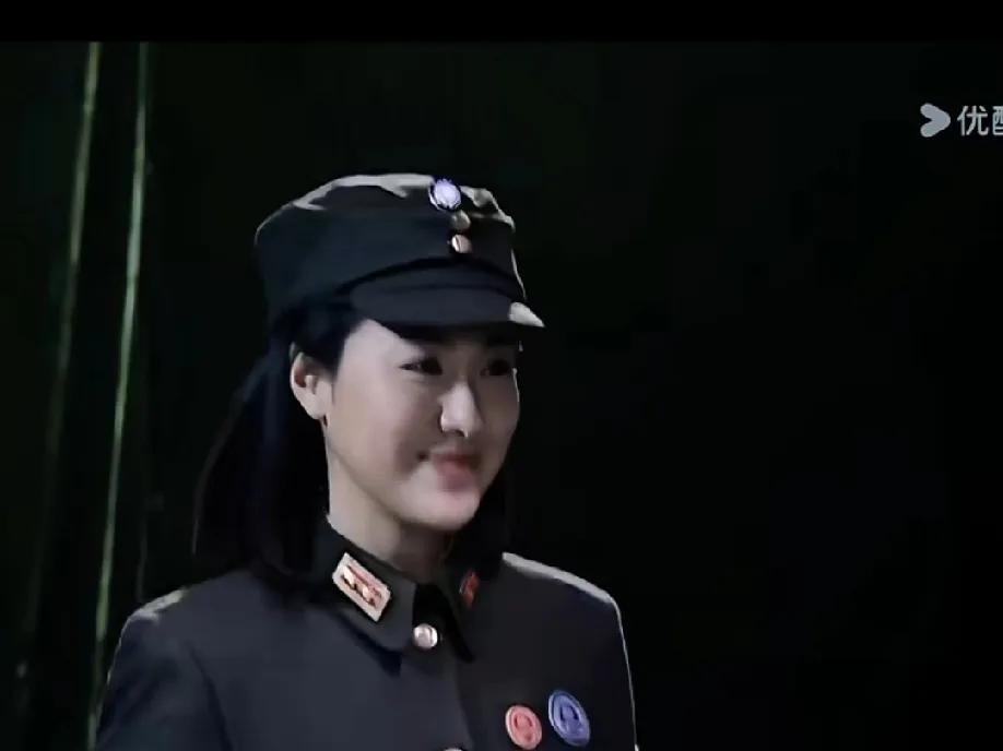 《潜伏》里的左蓝，一登场就美得惊艳四座！聪慧美丽、强大坚毅，唇红齿白间透着健康英