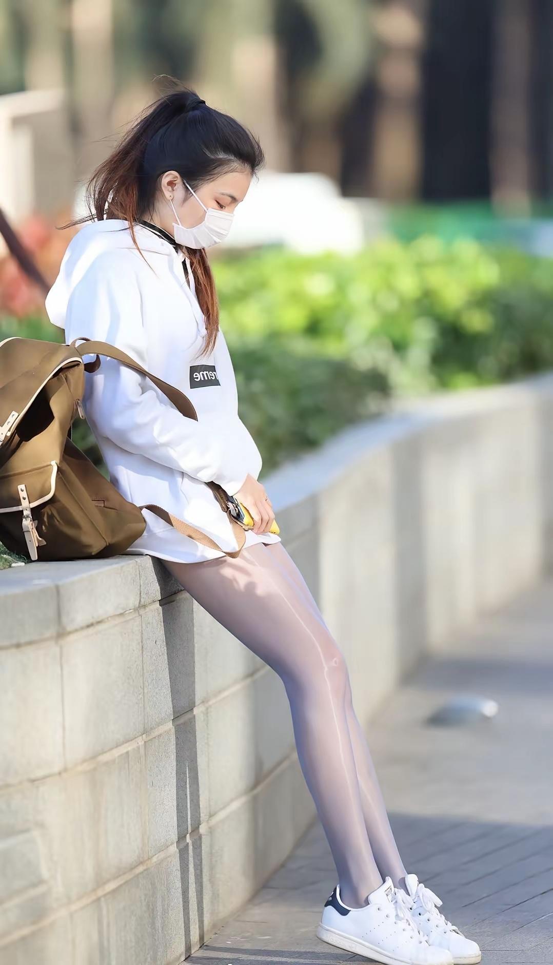 白色卫衣搭配透明丝袜，青春活力满满！😊👟💼