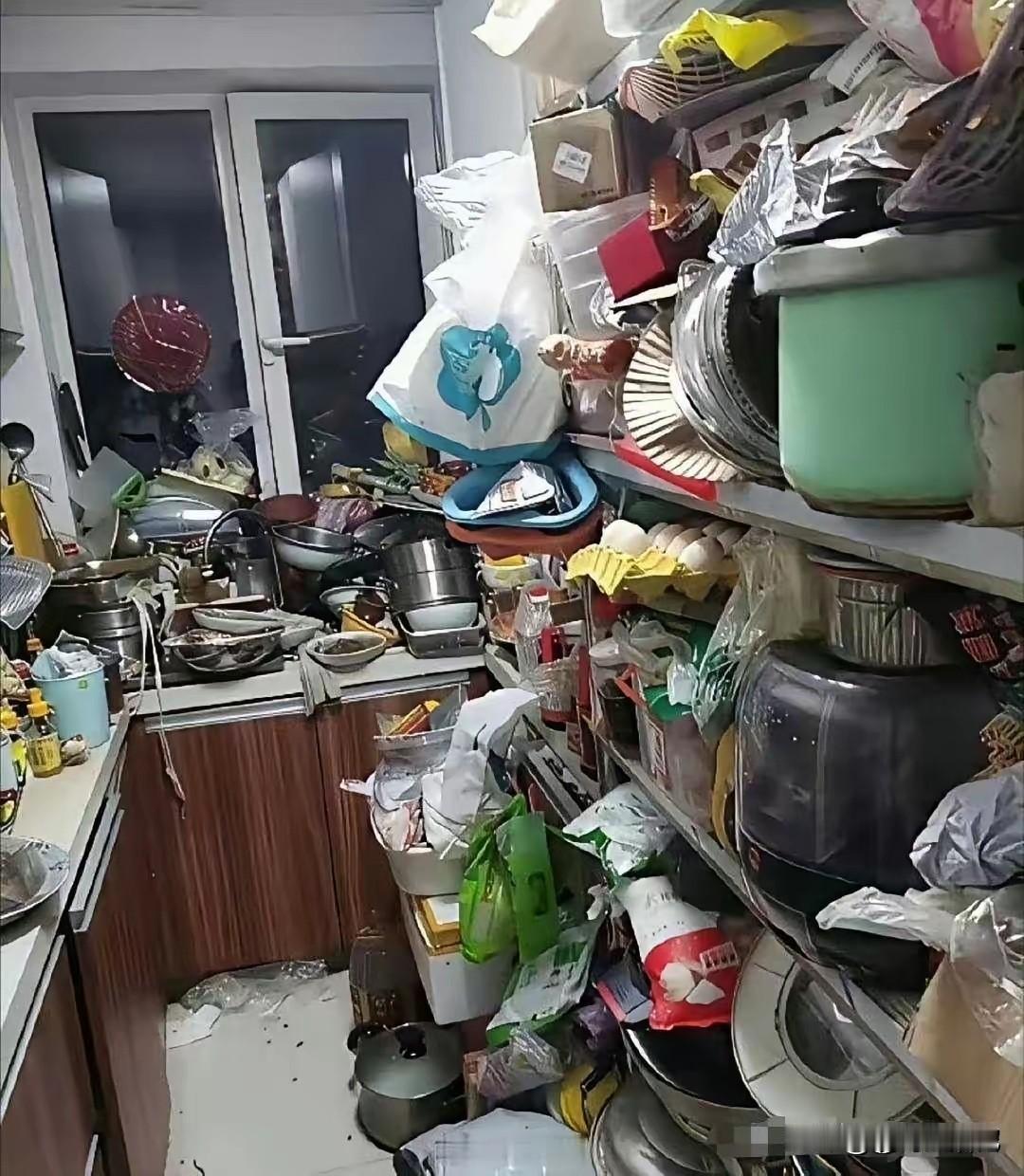 好好的一间厨房，被弄成这样真是无语了[捂脸哭]