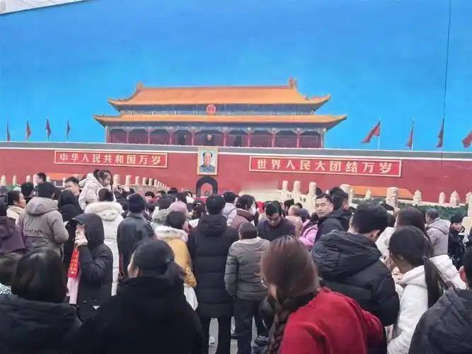 河南商丘吴营村真火了！巨型天安门墙画引万人打卡，商户单日营收破2万河南商丘