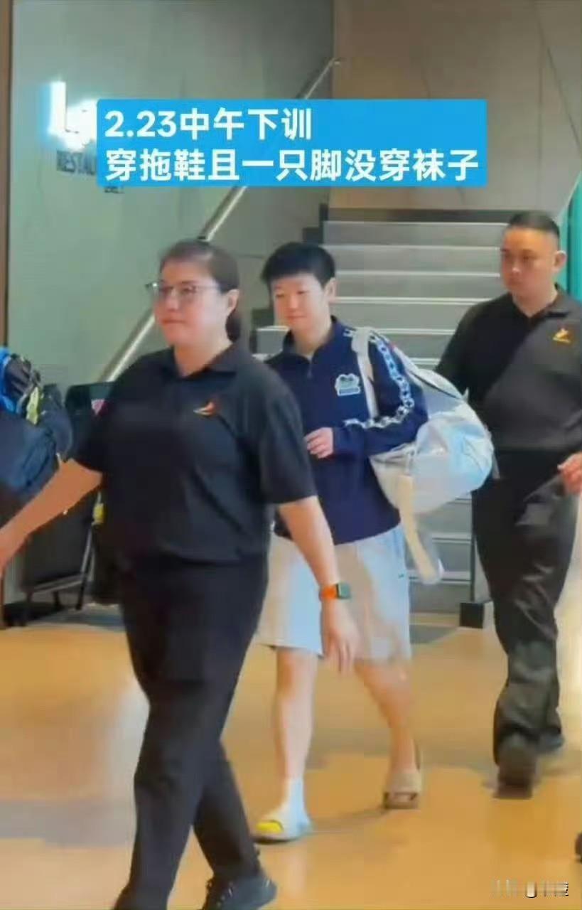 【孙颖莎】心疼！莎莎光着一只脚上训的