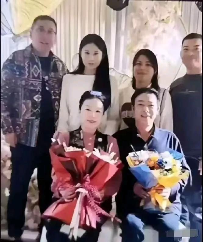 >家人们姗姗来了，现在是早晨5点钟，家人们，快看！云昊大宝这次和鸿星尔克联手，那