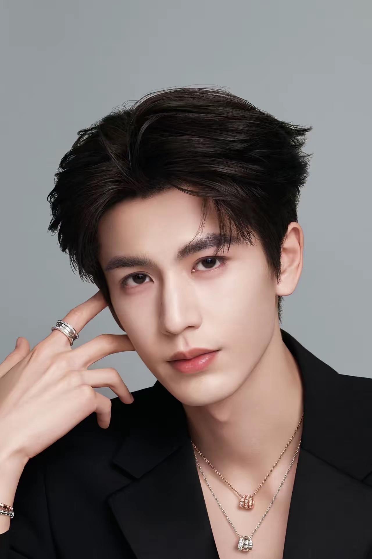 张凌赫接下来可能要有麻烦了，主要面临这三个问题！第一个问题：在一段时间内，粉底