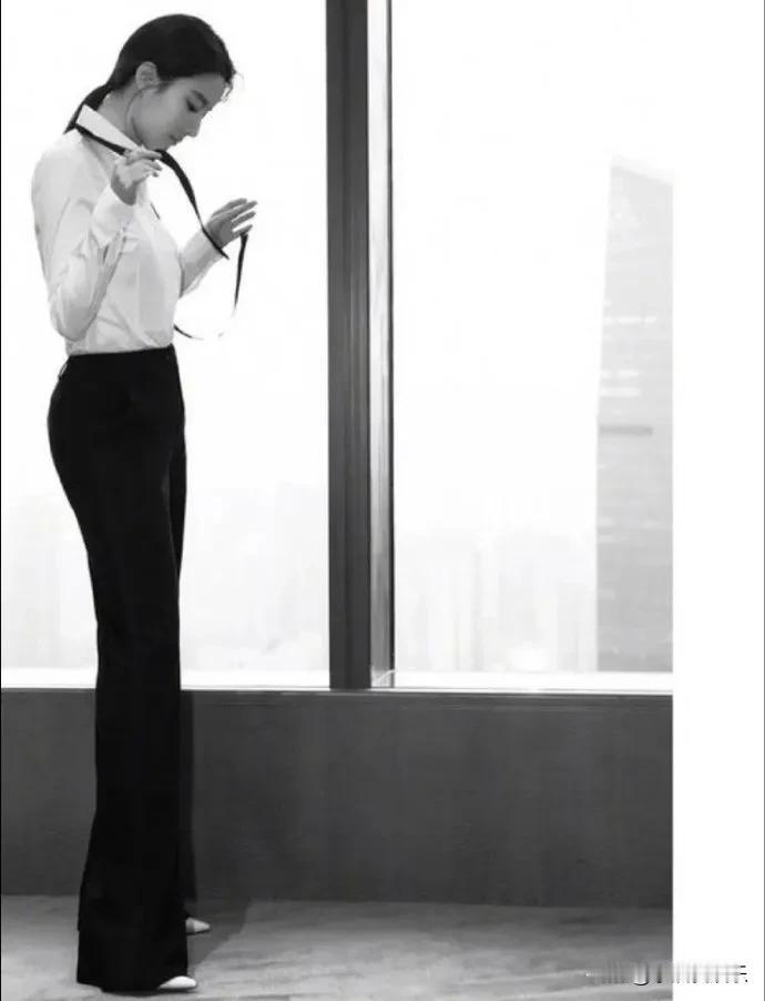 刘仙女因为脸实在太美了，总让人忘记了她的身材也很好，总是被刘亦菲的身材比例震惊