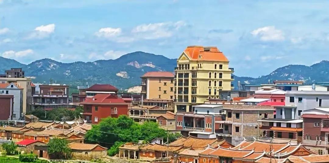 福建省的民居，在全国也是相当有名气的。这是我坐高铁时拍摄的福建省厦门泉州漳州一带