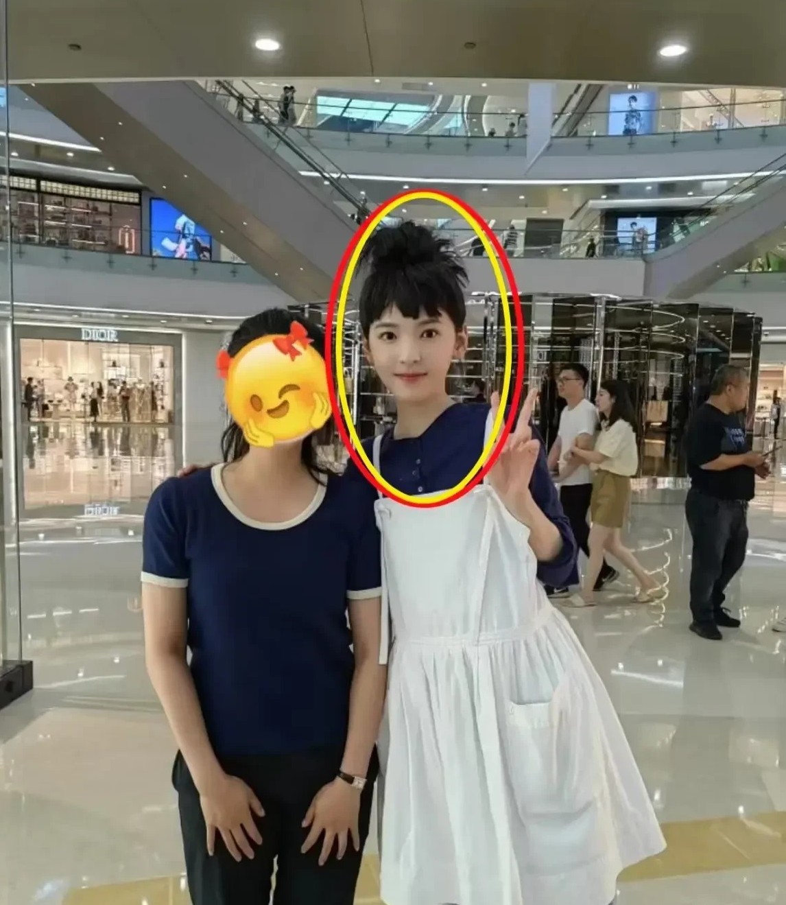 这发型是得罪化妆师了吗？真是一言难尽啊。