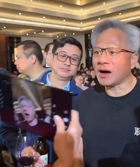对三折叠的吃惊都整出表情包了，老黄！ ​​​