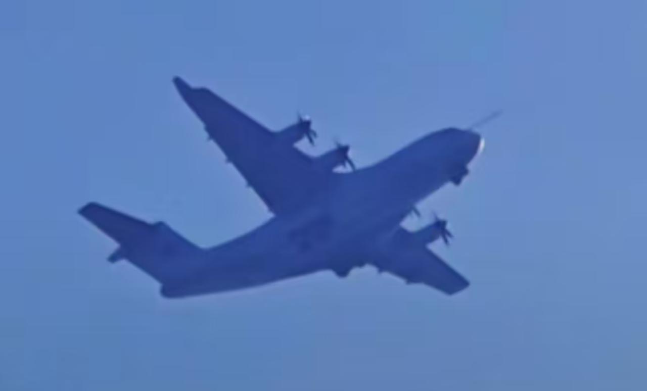 新一代中型运输机试飞，4台涡桨发动机，高置丁型尾翼布局，带翼梢小翼，气动有点类似